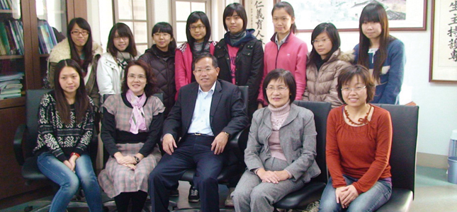 ���վǥͰѥ[102�~�Ǯ����G�ܮ����߫e�ժ����m�{�P���y